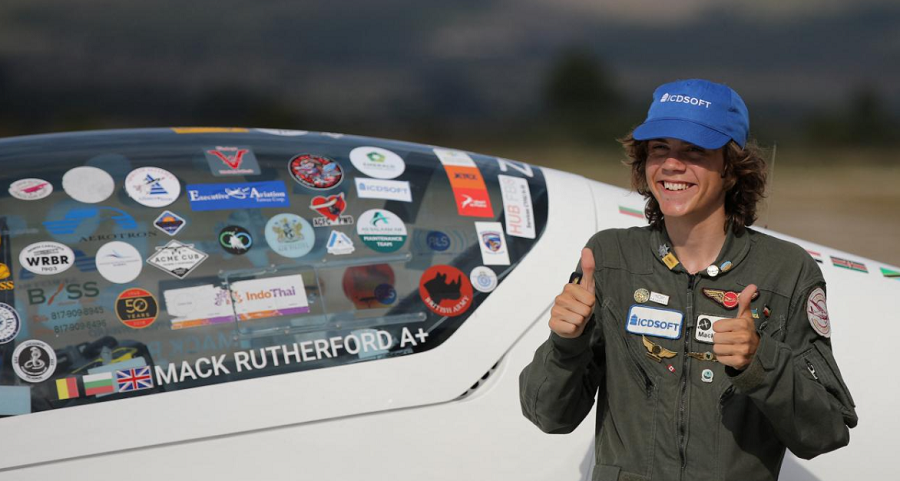 Dünyayı tek başına dolaşan17 yaşındaki en genç pilot