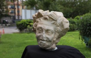 Smyrna Tiyatrosu’ndaki kazıda bulunan 1800 yıllık heykel başı inceleniyor