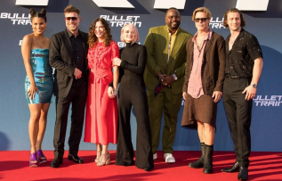 Brad Pitt neden etek giydi?
