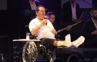 Kaza geçiren İbrahim Tatlıses, tekerlekli sandalyeyle sahneye çıktı