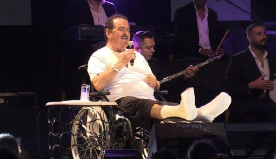 Kaza geçiren İbrahim Tatlıses, tekerlekli sandalyeyle sahneye çıktı