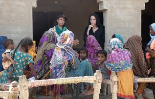 Angelina Jolie Pakistan’da sel mağdurlarını ziyaret ettikten sonra uyardı!