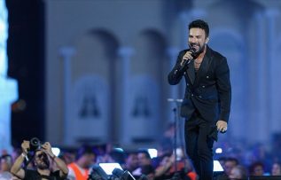İzmir’in kurtuluşunun 100. yılı etkinliklerinde şarkıcı Tarkan sahneyi salladı 