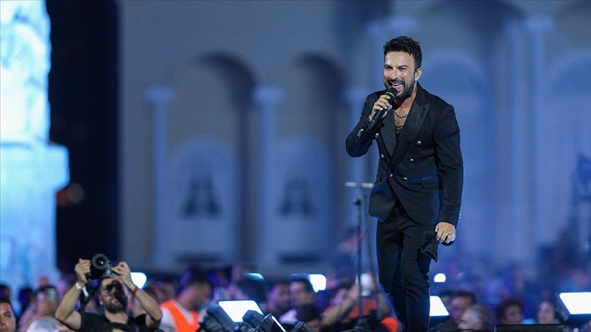 İzmir’in kurtuluşunun 100. yılı etkinliklerinde şarkıcı Tarkan sahneyi salladı 