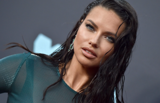 Adriana Lima üçüncü çocuğunu kucağına aldı