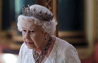 Kraliçe II. Elizabeth’i hayatını konu alan 8 yapım