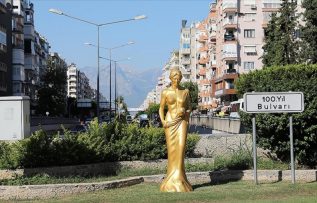59. Antalya Altın Portakal Film Festivali’nin simge heykeli şehrin belli noktalarında