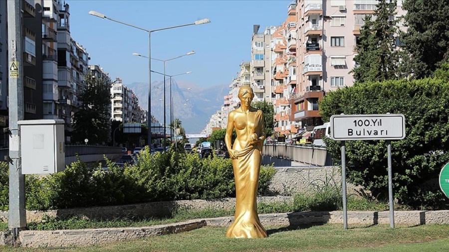 59. Antalya Altın Portakal Film Festivali’nin simge heykeli şehrin belli noktalarında
