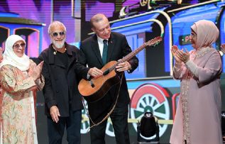 Yusuf İslam konser sonrası Cumhurbaşkanı Erdoğan’a gitar hediye etti