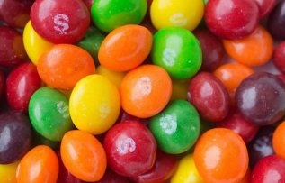 Şok iddia! Skittles marka şekerler beyin hasarına neden oluyor!