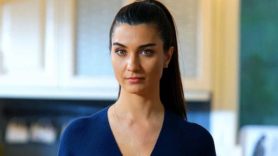 Tuba Büyüküstün, Londra’da heykelini görmeye gitti!